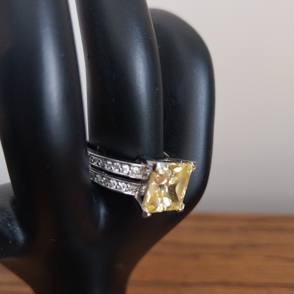 18 KGF  and Yellow Gemstone Ring - Picture 11 of 15